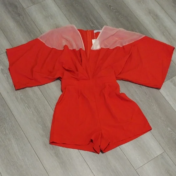 Chic Red Romper with Flared Sleeves - Picture 3 of 13